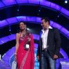 Shweta Tiwari with prize money and trophy at Finale of Bigg Boss 4