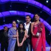 Shweta Tiwari and her Family with Salman Khan at Finale of Bigg Boss 4