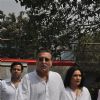 Vinod Khanna at Mona Kapoor's funeral at Pawan Hans