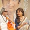 Madhuri Dixit Nene and Balasaheb Thackeray at Master Dinanath Mangeshkar Awards 2012