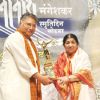 Vikram Gokhale and Lata Mangeshkar at Master Dinanath Mangeshkar Awards 2012