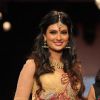 Sayali Bhagat on ramp at the Beti show by Vikram Phadnis at IIJW 2012