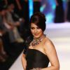 Sonali Bendre walked the ramp for designer Anand Shah's fabulous collection at the IIJW 2012
