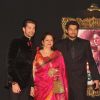 Neil Nitin Mukesh with his mother & brother Naman at Red Carpet for premier of film Jab Tak Hai Jaan
