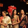 Shahrukh, Kirron, Katrina & Anushka on the sets of India's Got Talent to promote Jab Tak Hai Jaan