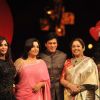 Karan, Malaika, Farah, Shahrukh, Kirron, Katrina & Anushka pose on the sets of India's Got Talent