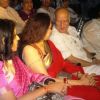 Kavita Krishnamoorthy honoured by Hema Malini with the Udiyaman Sansthan's Ravindra Jain Samman