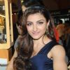 Soha Ali Khan tries on the jewellery at the Glamour Jewellery Exhibition