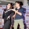 Kareena Kapoor, Imran khan & Director Punit Malhotra of "Gori Tere Pyaar Mein" meet & greet 5 lucky winners of a contest at R City Mall
