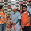 Genelia gives the trophy to the Bhojpuri Dabanggs