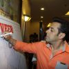 Salman Khan writes a message at the Campaign for 'VEER'
