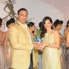 Shoaib Akhtar felicitates Amy Billimoria at the Launch of Signature Collection of Earth 21