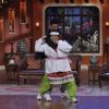 Akshay gives Palak some self defence tips on Comedy Nights With Kapil