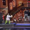 Akhshay shows somes stunts on Comedy Nights With Kapil