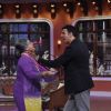 Akshay threatens Dadi on Comedy Nights With Kapil
