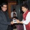 Talat Aziz felicitating Rakesh Chaurasia at the Music Mania Event