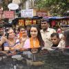 Shraddha Kapoor waves to the fans at Siddhivinayak