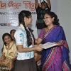 Naina Kanodia awards a student at the NDTV Save The Tigers Contest