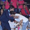 Shah Rukh Khan touches Amitabh Bachchan's feet at Pro Kabbadi League