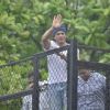 Shah Rukh Khan Waves Out to his Fans in the midst of rains on Eid