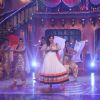 Sophie Choudry : Comedy Nights with Kapil