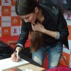 Kainaat Arora signs her autograph at "Umang 2014"