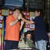 Rj Anirudh feeding birthday cake to Rishi Kapoor