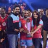 Abhishek and Aishwarya hand over a trophy to a team member of Jaipur Pink Panthers