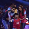 Abhishek and Aishwarya pose with a team member of Jaipur Pink Panthers