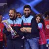 Abhishek and Aishwarya hand over the trophy to the coach of Jaipur Pink Panthers