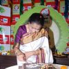 Asha Bhosle snapped cutting a cake at 92.7 Big FM Studio