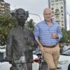 Anupam Kher with the comman man's statue of R.K. Laxman