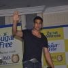 Akshay Kumar waves to the audience at Donate Your Calories Sugarfree Campaign