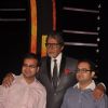 Amitabh Bachchan poses with the winners Achin Narula and Sarthak Narula