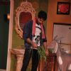 Shahid Kapoor feeding grass to the goat on Comedy Nights With Kapil