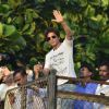 Shahrukh Khan waves out to his fans