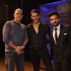 Vir Das poses with Akshay Kumar and a friend at the Battle of Sexes Show