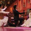 Kapil Sharma and Shah Rukh Khan wooing Kajol on Comedy Nights with Kapil
