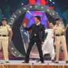Shah Rukh Khan shakes a leg with a Police Officials at Umang Police Show