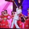 Shah Rukh Khan performs at 21st Annual Life OK Screen Awards Red Carpet