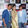 Kanika Kapoor poses with Meet Brothers at Radio Mirchi Awards