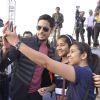 Sidharth Malhotra clicks a selfie with fans at DNA Race