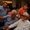 Om Puri takes a selfie with Kader Khan at the Press Meet of Hogaya Dimaagh ka Dahi