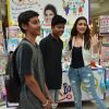 Parineeti Chopra : Parineeti  Chopra Distributes Books to Underprivileged Kids at Mall in Thane