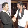 Mika Singh : Mika Singh Meets Shah Rukh Khan on His 50th Birthday