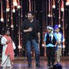 Sunny Deol and host Rithvik Dhanjani at Promotions of Ghayal Once Again on India's Best Dramebaaz