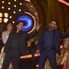Salman Khan and Shah Rukh Khan Shakes a Leg on Bigg Boss 9 - Double Trouble
