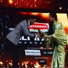 Ranveer Singh receiving his award from Rekha at Filmfare Awards 2016