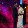 Shah Rukh Khan Shakes a leg with a Lady Police Officer at Umang Police Show 2016