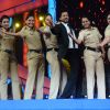 Shah Rukh Khan Shakes a Leg With Lady Officers at Umang Police Show 2016